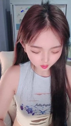绝美校花，能歌会跳，美女【小懒猫】下海福利，骚舞超燃尺度道具自慰喷水，撸管神片 截图1