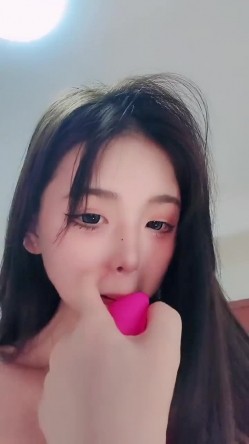 绝美校花，能歌会跳，美女【小懒猫】下海福利，骚舞超燃尺度道具自慰喷水，撸管神片 截图5