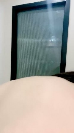 耐克帽子，气质网红脸模特，全裸自慰掰腿露出白虎穴，手指抠逼自慰 截图8