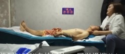 探访按摩店 熟女阿姨看到小伙子强壮拉着他做服务，超级主动骑乘摇曳，搞了好久才搞射 截图2