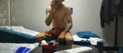 探访按摩店 熟女阿姨看到小伙子强壮拉着他做服务，超级主动骑乘摇曳，搞了好久才搞射 截图5