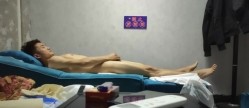 探访按摩店 熟女阿姨看到小伙子强壮拉着他做服务，超级主动骑乘摇曳，搞了好久才搞射 截图15