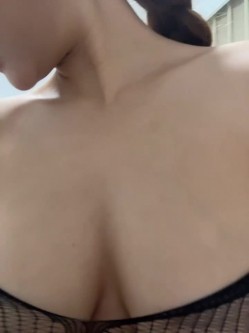 stripchat【yenai_xx 】巨乳双美 叠罗汉 奶子又打又圆 逼毛很多 台球厅厕所 道具自慰喷水 淫水好多 截图2