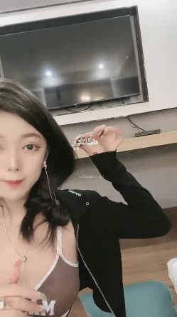 女神回归第三弹！【奶球】再约新男主~穿黑丝被干~真骚！边操还边扇耳光辱骂，调教发泄 截图3