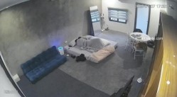 黑客破解家庭网络摄像头偷拍住毛坯房的年轻情侣疯狂做爱有时一天做爱几次 截图4