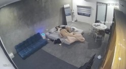 黑客破解家庭网络摄像头偷拍住毛坯房的年轻情侣疯狂做爱有时一天做爱几次 截图16