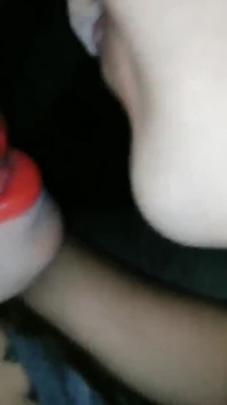 美女车震 爱上你的胸了逼逼不爱 插一下菊花让我也试试 插不进 看人家很容易 妹子主动要求爆菊花无套输出内射稀毛鲍鱼 截图1