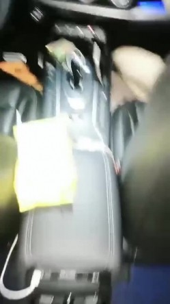 美女车震 爱上你的胸了逼逼不爱 插一下菊花让我也试试 插不进 看人家很容易 妹子主动要求爆菊花无套输出内射稀毛鲍鱼 截图13