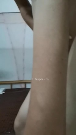 快手骚少妇【小蔚923】榨精大屌哥，大尺度掰逼展示，自摸淫水直流，少妇就是会玩 截图14