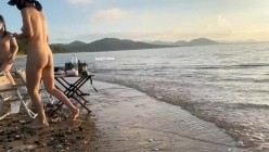 人气露出女神，【cikaimoon】，海边露营散步，油彩比基尼，海浪拍打裸体嬉戏，美景佳人堪比大片 截图1
