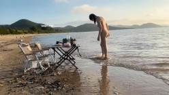 人气露出女神，【cikaimoon】，海边露营散步，油彩比基尼，海浪拍打裸体嬉戏，美景佳人堪比大片 截图2