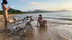人气露出女神，【cikaimoon】，海边露营散步，油彩比基尼，海浪拍打裸体嬉戏，美景佳人堪比大片 截图3