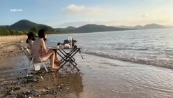 人气露出女神，【cikaimoon】，海边露营散步，油彩比基尼，海浪拍打裸体嬉戏，美景佳人堪比大片 截图4