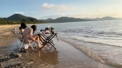人气露出女神，【cikaimoon】，海边露营散步，油彩比基尼，海浪拍打裸体嬉戏，美景佳人堪比大片 截图5