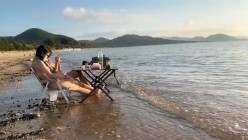 人气露出女神，【cikaimoon】，海边露营散步，油彩比基尼，海浪拍打裸体嬉戏，美景佳人堪比大片 截图7