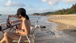 人气露出女神，【cikaimoon】，海边露营散步，油彩比基尼，海浪拍打裸体嬉戏，美景佳人堪比大片 截图10