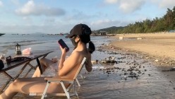 人气露出女神，【cikaimoon】，海边露营散步，油彩比基尼，海浪拍打裸体嬉戏，美景佳人堪比大片 截图11