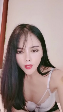 【雪姬】人气很旺的黑丝长发妹子下面水多 自己小手随便揉揉就分泌出很多水 截图5