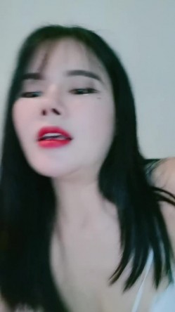 【雪姬】人气很旺的黑丝长发妹子下面水多 自己小手随便揉揉就分泌出很多水 截图8