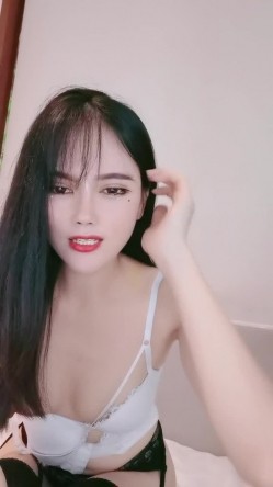 【雪姬】人气很旺的黑丝长发妹子下面水多 自己小手随便揉揉就分泌出很多水 截图12