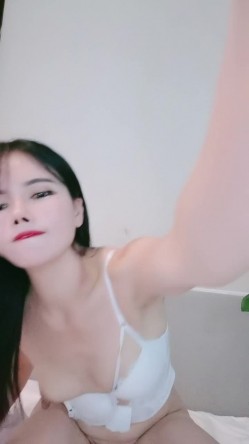 【雪姬】人气很旺的黑丝长发妹子下面水多 自己小手随便揉揉就分泌出很多水 截图14