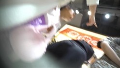 【商场抄底】电玩靓女似乎没穿内裤，包臀裙太棒了，龟男带着小女友买化妆品，也成功拿下 截图4