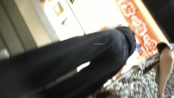 【商场抄底】电玩靓女似乎没穿内裤，包臀裙太棒了，龟男带着小女友买化妆品，也成功拿下 截图5