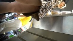 【商场抄底】电玩靓女似乎没穿内裤，包臀裙太棒了，龟男带着小女友买化妆品，也成功拿下 截图11