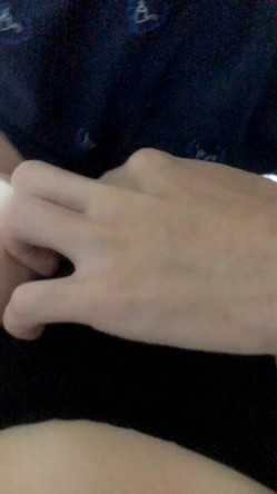 《台湾情侣泄密》红色学生制服美女用按摩棒自慰和男友啪啪遭曝光 截图1