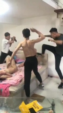 女友和别人出轨,男友带兄弟抓奸,暴打两人,还让男的表演一下是怎么抠他女友B的,妹子受刺激了居然还拍掌 截图1