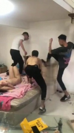 女友和别人出轨,男友带兄弟抓奸,暴打两人,还让男的表演一下是怎么抠他女友B的,妹子受刺激了居然还拍掌 截图2