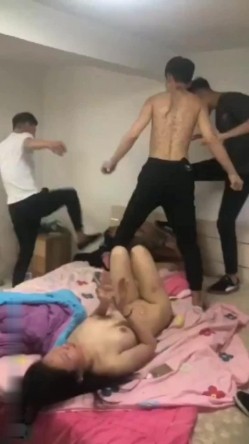 女友和别人出轨,男友带兄弟抓奸,暴打两人,还让男的表演一下是怎么抠他女友B的,妹子受刺激了居然还拍掌 截图5