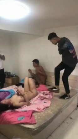 女友和别人出轨,男友带兄弟抓奸,暴打两人,还让男的表演一下是怎么抠他女友B的,妹子受刺激了居然还拍掌 截图15