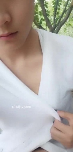 非常漂亮的气质美女胆儿肥肥的大白天在公园裸奔和炮友直接路边凳子上啪啪电动车大爷在旁边飘过 截图1