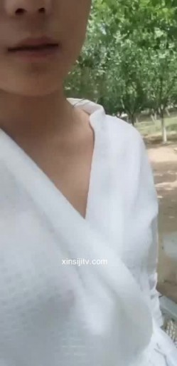 非常漂亮的气质美女胆儿肥肥的大白天在公园裸奔和炮友直接路边凳子上啪啪电动车大爷在旁边飘过 截图3
