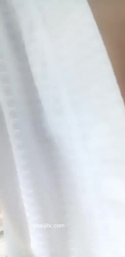 非常漂亮的气质美女胆儿肥肥的大白天在公园裸奔和炮友直接路边凳子上啪啪电动车大爷在旁边飘过 截图7