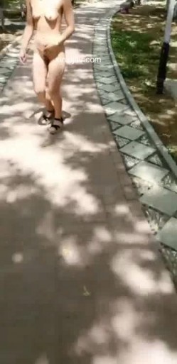 非常漂亮的气质美女胆儿肥肥的大白天在公园裸奔和炮友直接路边凳子上啪啪电动车大爷在旁边飘过 截图8