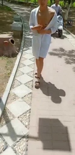 非常漂亮的气质美女胆儿肥肥的大白天在公园裸奔和炮友直接路边凳子上啪啪电动车大爷在旁边飘过 截图9