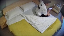 酒店摄像头偷拍精品 棒球帽气质美少妇和猥琐秃顶男炮友连续干了几次 截图1