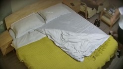 酒店摄像头偷拍精品 棒球帽气质美少妇和猥琐秃顶男炮友连续干了几次 截图3