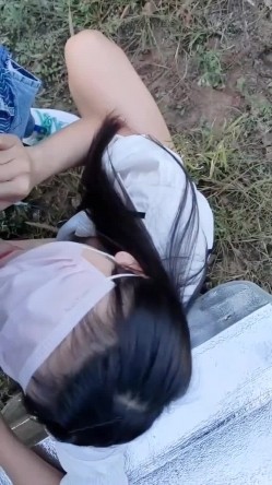 生态公园后山发骚自慰，摄影师硬的忍不住了，求我帮他口，山上还有很多游客人来人往！ 截图12