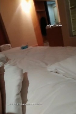 这小女友真体贴，酒店给男友叫鸡，自己旁边偷偷拍摄，小姐走后自己受不了拿道具通了一堆淫水白浆，美乳浪穴真是劲爆刺激 截图7