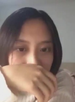 老土豪勾引良家少妇，用财气贵贵的手机引诱少妇自慰，一开始还挺矜持说不会自慰，摸起逼逼来呻吟给力！ 截图1