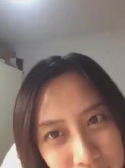 老土豪勾引良家少妇，用财气贵贵的手机引诱少妇自慰，一开始还挺矜持说不会自慰，摸起逼逼来呻吟给力！ 截图3