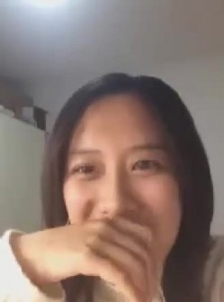 老土豪勾引良家少妇，用财气贵贵的手机引诱少妇自慰，一开始还挺矜持说不会自慰，摸起逼逼来呻吟给力！ 截图6