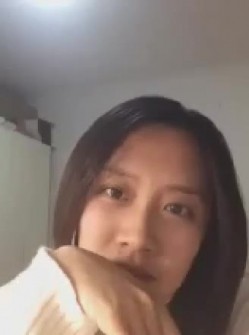 老土豪勾引良家少妇，用财气贵贵的手机引诱少妇自慰，一开始还挺矜持说不会自慰，摸起逼逼来呻吟给力！ 截图7