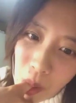 老土豪勾引良家少妇，用财气贵贵的手机引诱少妇自慰，一开始还挺矜持说不会自慰，摸起逼逼来呻吟给力！ 截图10
