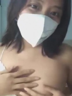 老土豪勾引良家少妇，用财气贵贵的手机引诱少妇自慰，一开始还挺矜持说不会自慰，摸起逼逼来呻吟给力！ 截图12