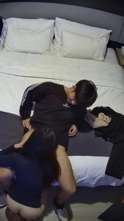 大学城民宿  无敌的邻家清纯系长发女生 被男友扣逼到发软 把男友口硬 阴唇好大 女上位到高潮 截图3