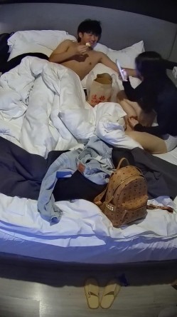 大学城民宿  无敌的邻家清纯系长发女生 被男友扣逼到发软 把男友口硬 阴唇好大 女上位到高潮 截图12